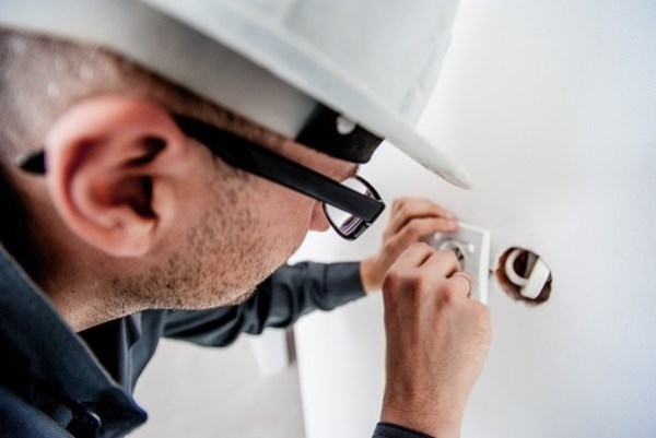 Qué debemos tener en cuenta a la hora de contratar un electricista