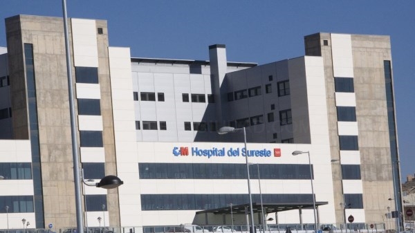 El Hospital del Sureste implanta una prótesis de titanio en el cráneo a un paciente con hipoacusia.
