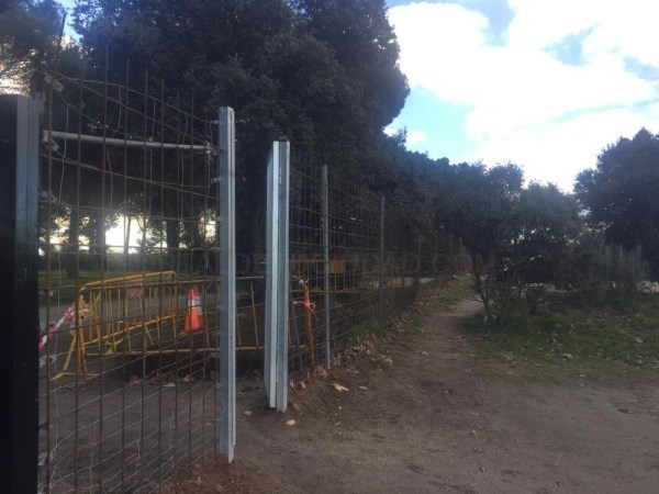 El Ayuntamiento instala un mallazo de gran resistencia para frenar la entrada de jabalíes