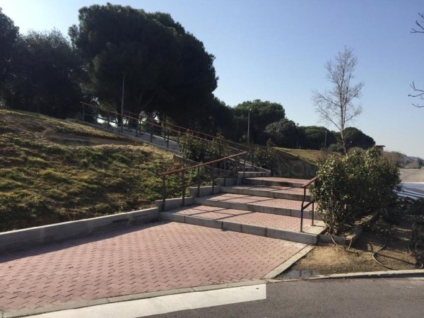 Mejoran los accesos al Gran Parque Felipe VI gracias a la instalación de barandillas en las escaleras.