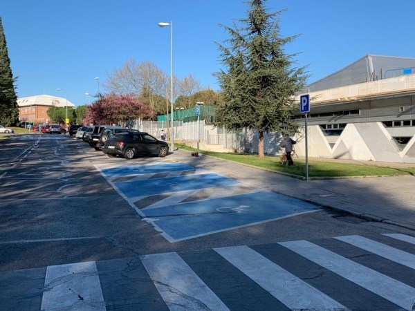 El Ayuntamiento ilumina pasos de peatones y crea más plazas de estacionamiento para personas con movilidad reducida.
