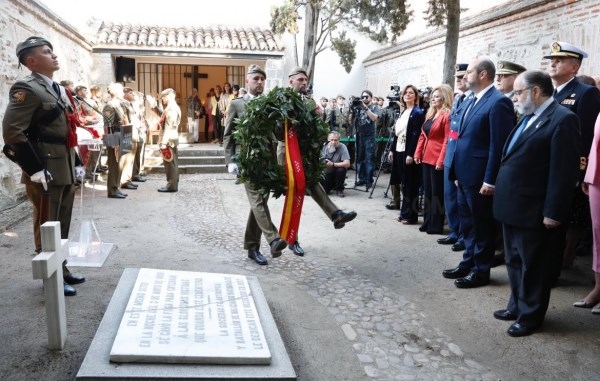 Rollán preside la ofrenda floral a los Héroes del 2 de Mayo en el Cementerio de la Florida.