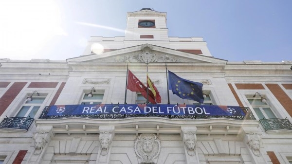 La Comunidad engalana la Real Casa de Correos por la final de la Champions League.