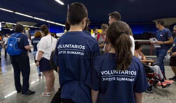 Un grupo de 13 estudiantes con discapacidad intelectual han recibido los primeros ejemplares impresos de la ‘Guía de uso de Metro en lectura fácil