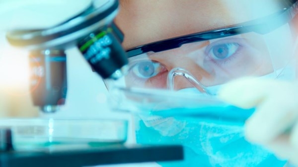 La Sanidad pública madrileña dirige el primer ensayo mundial de un tratamiento frente a citomegalovirus y tuberculosis en bebés con el virus VIH.