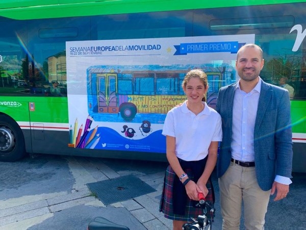 Los dibujos de dos alumnos majariegos viajarán por la ciudad en un bus de la L1