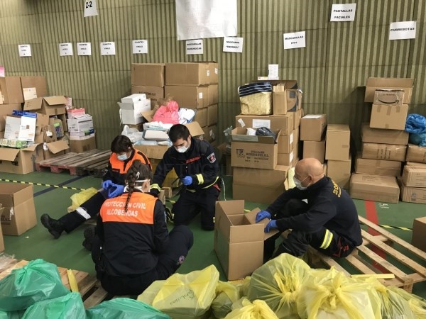 La Comunidad de Madrid distribuye en residencias 202.850 pares de guantes, 42.500 mascarillas y 14.200 gorros donados por la sociedad civil