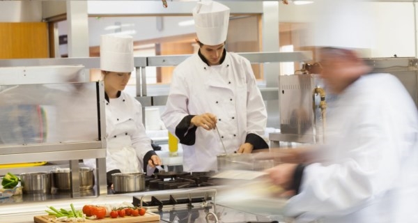 Pondremos en marcha una alternativa a los menús escolares para los alumnos con beca de comedor