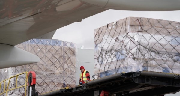 La Comunidad recibe el tercer avión en 24 horas con material sanitario para el COVID-19