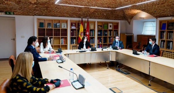 Di´az Ayuso analiza con la FMM la recuperacio´n tras el COVID-19
