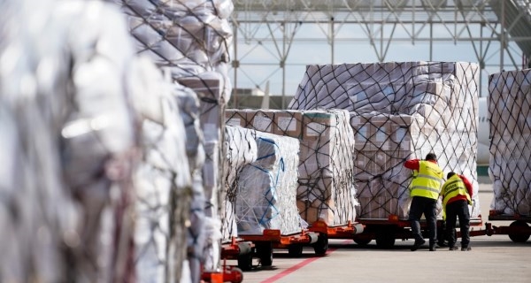 La Comunidad recibe el tercer avión en una semana y suma 700 toneladas de material sanitario