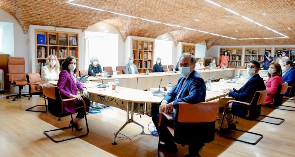Díaz Ayuso garantiza a los docentes un refuerzo en herramientas digitales para el próximo curso