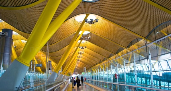 Proponemos a Sanidad que los turistas en Barajas reciban un sms con el teléfono para casos COVID-19