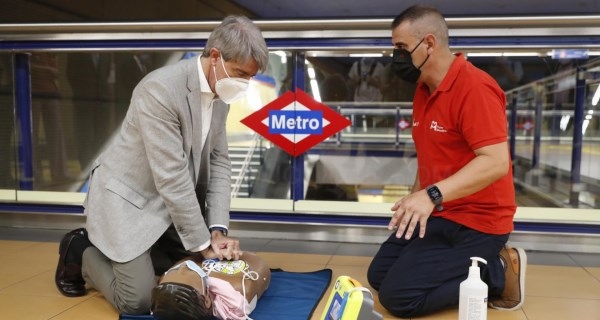 Tendremos desfibriladores en todas las estaciones de Metro antes de que acabe el año