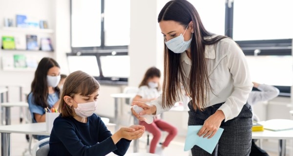 Asesoraremos y supervisaremos los centros docentes sobre las medidas contra el COVID-19