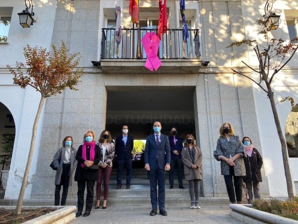 El Ayuntamiento se ilumina de rosa por el Día Mundial contra el cáncer de mama