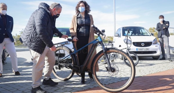 Díaz Ayuso concede unos bonos de 1.250 euros para alquiler de motos o coches eléctricos