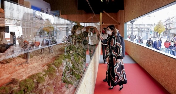 Díaz Ayuso inaugura el Belén de la Puerta del Sol, con homenaje a los sanitarios madrileños