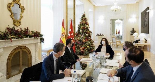 Díaz Ayuso reafirma ante la empresa familiar su compromiso de baja fiscalidad y estabilidad