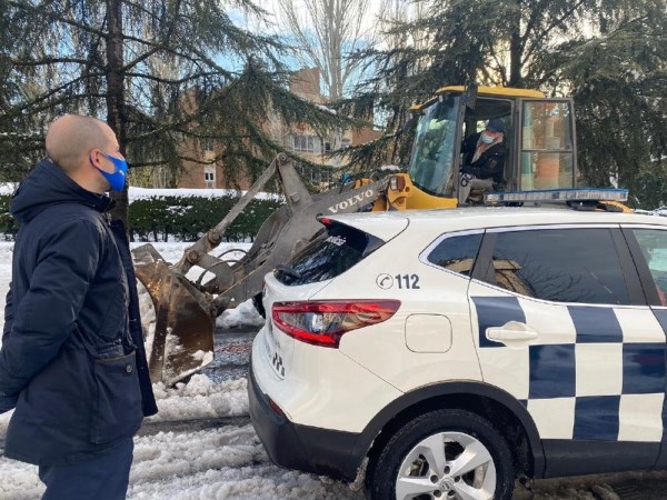 Majadahonda refuerza sus medios técnicos con retroexcavadoras y tractores para retirar la gran cantidad de nieve acumulada
