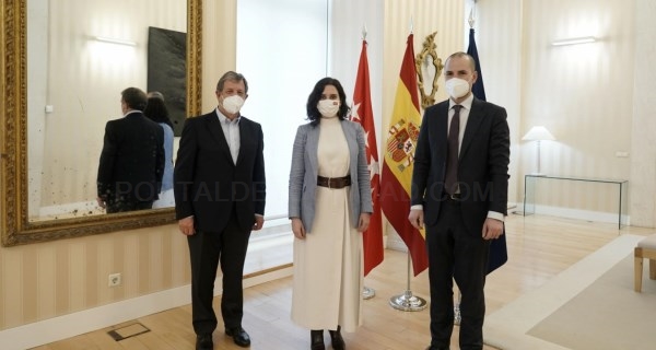 Díaz Ayuso se reúne con los alcaldes de Majadahonda y Villanueva de la Cañada