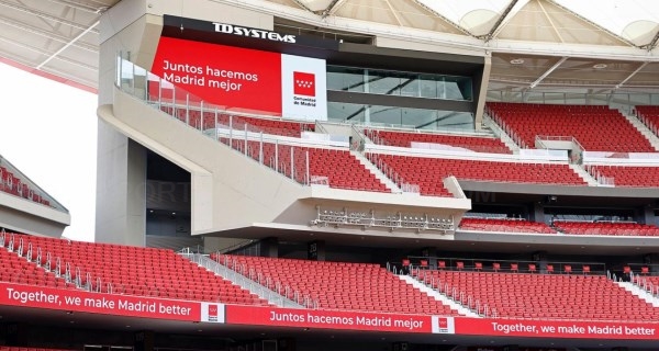 Proyectamos el mensaje Juntos hacemos Madrid mejor durante el derbi entre Atlético y Real Madrid