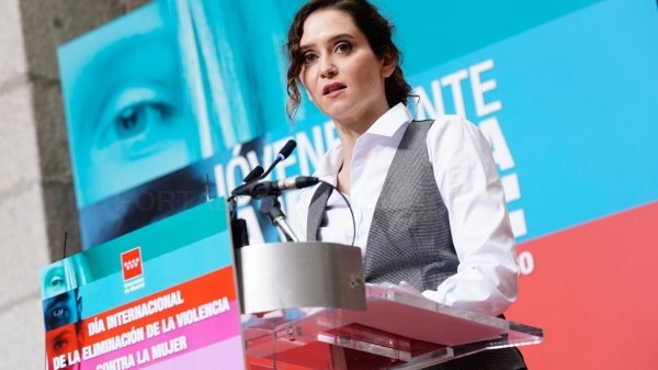 Díaz Ayuso llama a hacer un frente común para evitar que las jóvenes se conviertan en víctimas