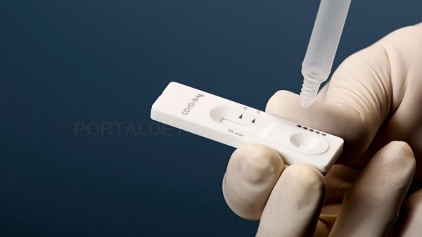 La Comunidad de Madrid comienza a distribuir los test de antígenos gratuitos para recogerlos en las farmacias desde el miércoles