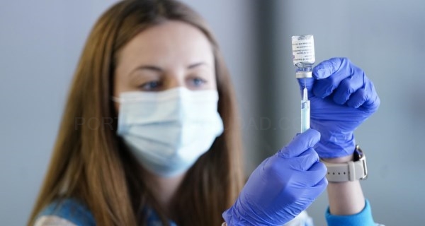 Díaz Ayuso anuncia SMS a las familias de los niños de 5 a 11 años para la segunda dosis contra el COVID-19 y el comienzo de la tercera para los mayore