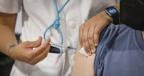 La Comunidad de Madrid incorpora desde este martes la vacunación sin cita previa contra el COVID-19 en el Hospital público Enfermera Isabel Zendal y e