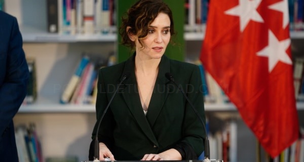 Díaz Ayuso ensalza el valor de las bibliotecas públicas: “Los libros son la mejor munición contra quienes faltan a la verdad y atacan a la democracia”