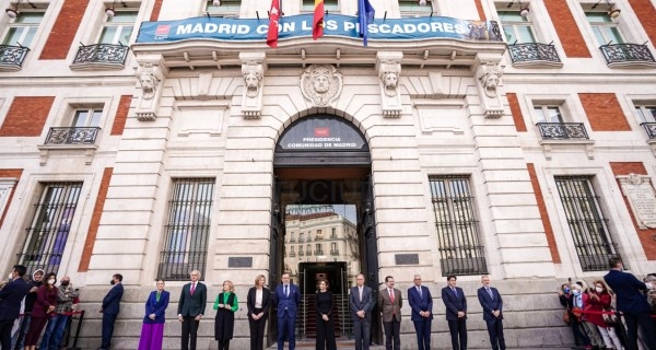 Díaz Ayuso guarda un minuto de silencio en homenaje a las víctimas del buque gallego Villa de Pitanxo