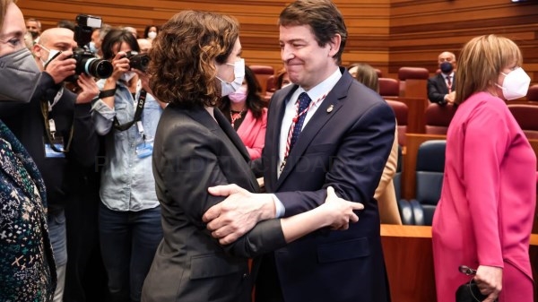 Díaz Ayuso acompaña a Alfonso Fernández Mañueco en su toma de posesión como presidente de la Junta de Castilla y León