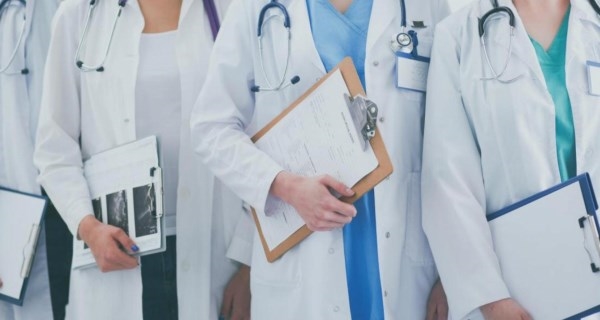 La Comunidad de Madrid aprueba con el respaldo de los sindicatos hacer fijos a más de 1.600 médicos con las condiciones que permite la Ley de Temporal