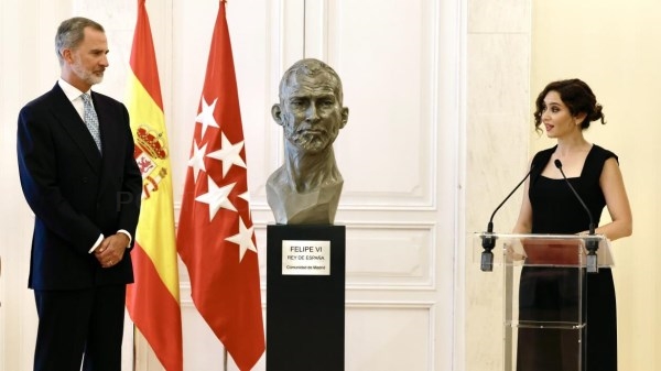 Díaz Ayuso presenta al Rey Felipe VI el busto homenaje en su honor y destaca la Corona como “garantía de pluralidad democrática, respeto a las leyes y