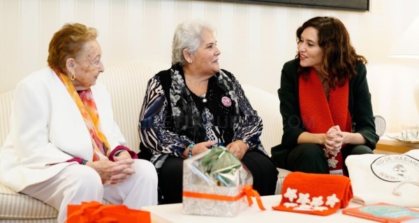 Díaz Ayuso recibe a mayores del proyecto Tejiendo Solidaridad puesto en marcha en las residencias para favorecer el envejecimiento activo