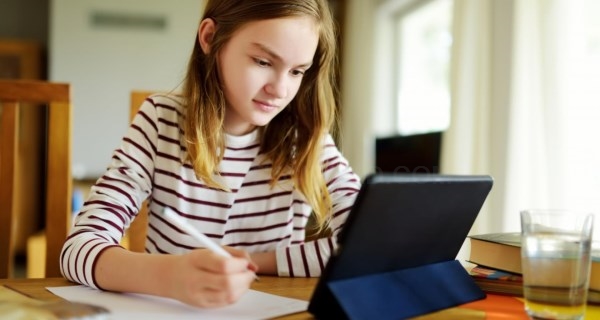 La Comunidad de Madrid abre el plazo de solicitud de las ayudas para adquirir recursos tecnológicos destinados a menores tutelados