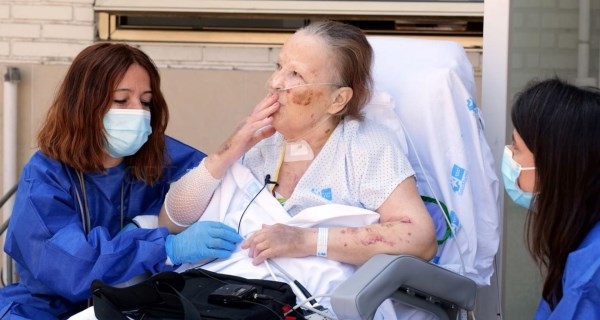 El primer paseo de Juana tras más de siete meses ingresada en el Hospital Gregorio Marañón