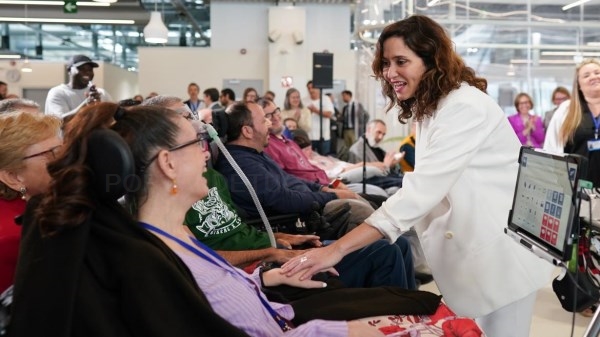 Díaz Ayuso garantiza a los pacientes de ELA que en Madrid están “en las mejores manos” y destaca la formación que recibirán sus cuidadores en el Zenda