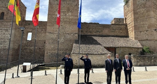La Comunidad de Madrid conmemora el Día de Europa con un acto de izado de la bandera europea en Buitrago del Lozoya