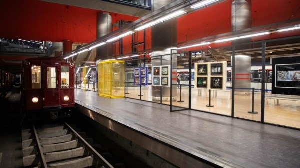 La Comunidad de Madrid recibe más de 4.500 visitas en la exposición fotográfica Miradas, Metro en ochenta instantes