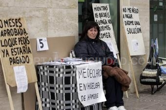 Acosada por las deudas