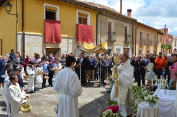 Medio centenar de niños comulgantes de Cigales han participado en la procesión del Corpus Christi