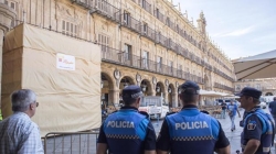 Comienza la retirada del medallón de Franco de la plaza Mayor de Salamanca