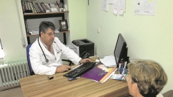 El verano lleva a Sanidad a contratar a 76 profesionales y cerrar 371 camas de hospital