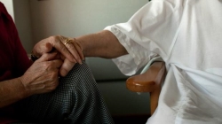 Los enfermos terminales tendrán atención social y sanitaria en su casa «hasta el final»