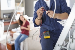 Los peligros de no acudir a un electricista profesional