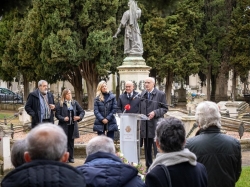 Una ofrenda florar abre el programa de actos conmemorativos del 150 aniversario de Narciso Alonso Cortés