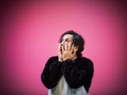 El LAVA presenta este jueves Dopaland, una comedia distópica sobre la tiranía de la felicidad