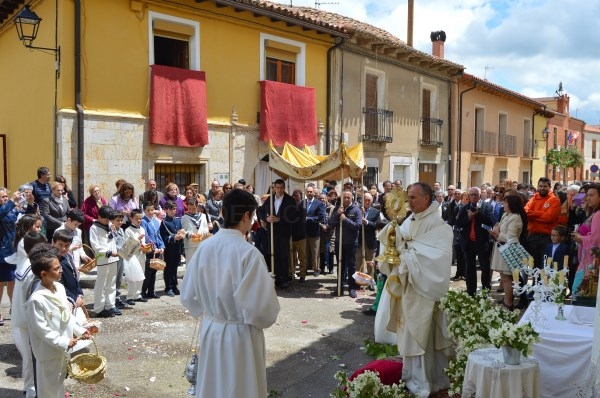 Medio centenar de niños comulgantes de Cigales han participado en la procesión del Corpus Christi